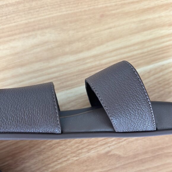 Slippers - Picture 3 of 9